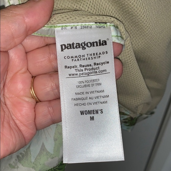 Gently Loved Patagonia Women's Floral Green Jacket —Windbreaker - Picture 9 of 11